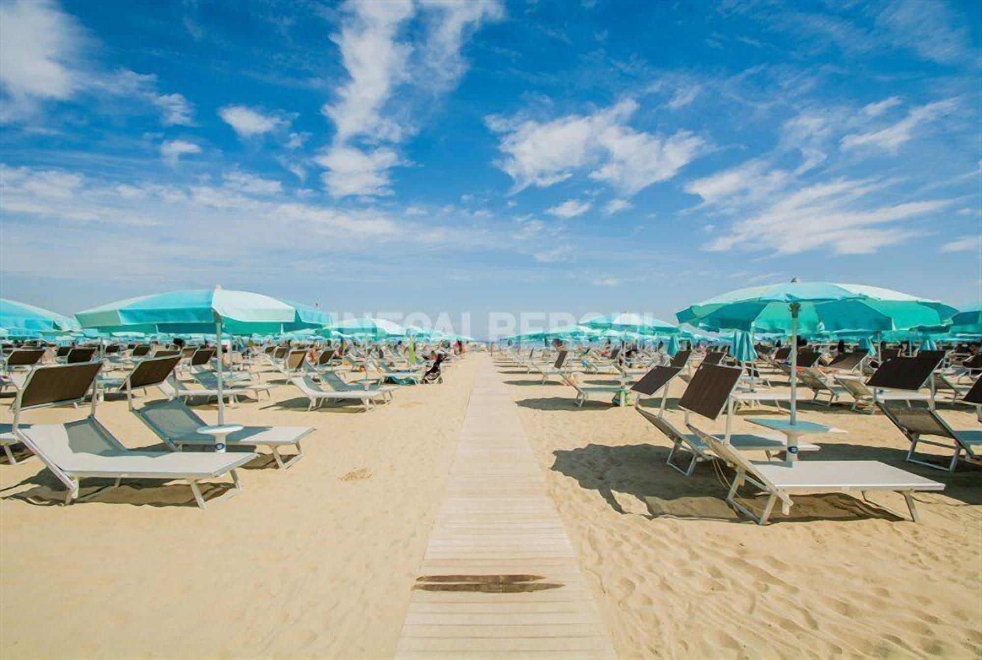 Hotel River Fronte Mare Con Piscina ริมินี ภายนอก รูปภาพ