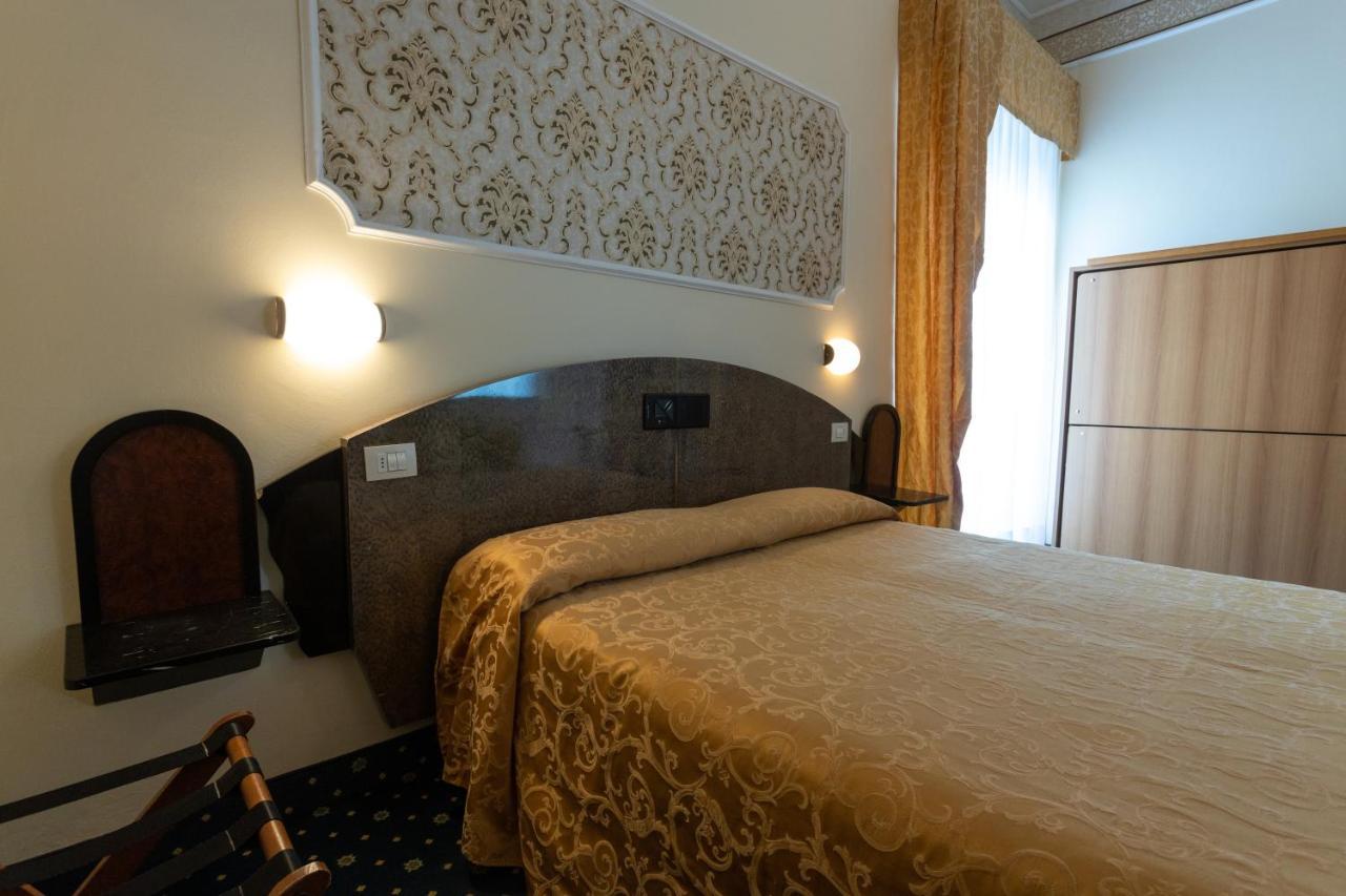 Hotel River Fronte Mare Con Piscina ริมินี ภายนอก รูปภาพ