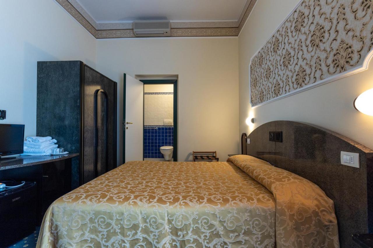 Hotel River Fronte Mare Con Piscina ริมินี ภายนอก รูปภาพ