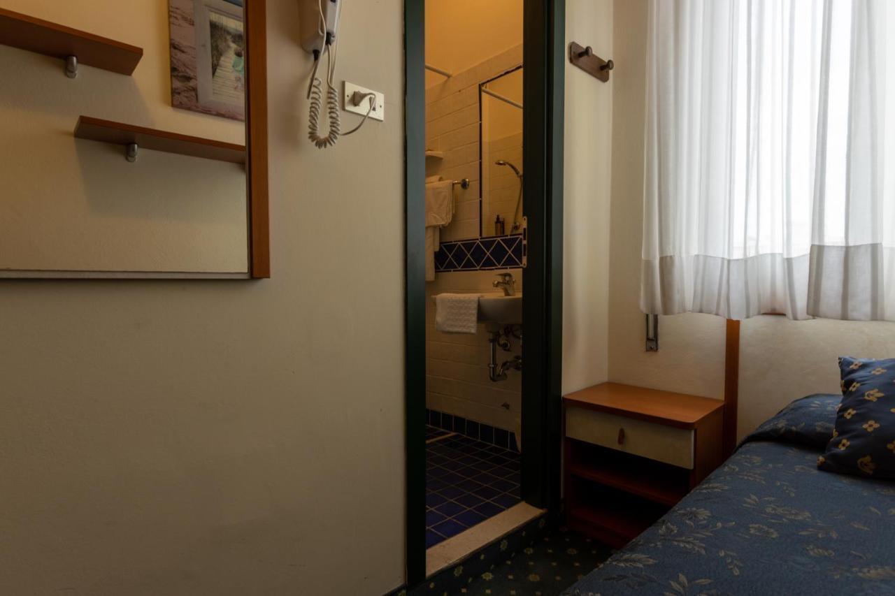 Hotel River Fronte Mare Con Piscina ริมินี ภายนอก รูปภาพ