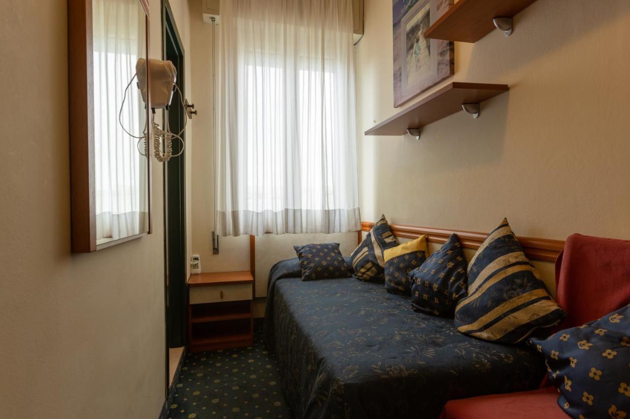 Hotel River Fronte Mare Con Piscina ริมินี ภายนอก รูปภาพ