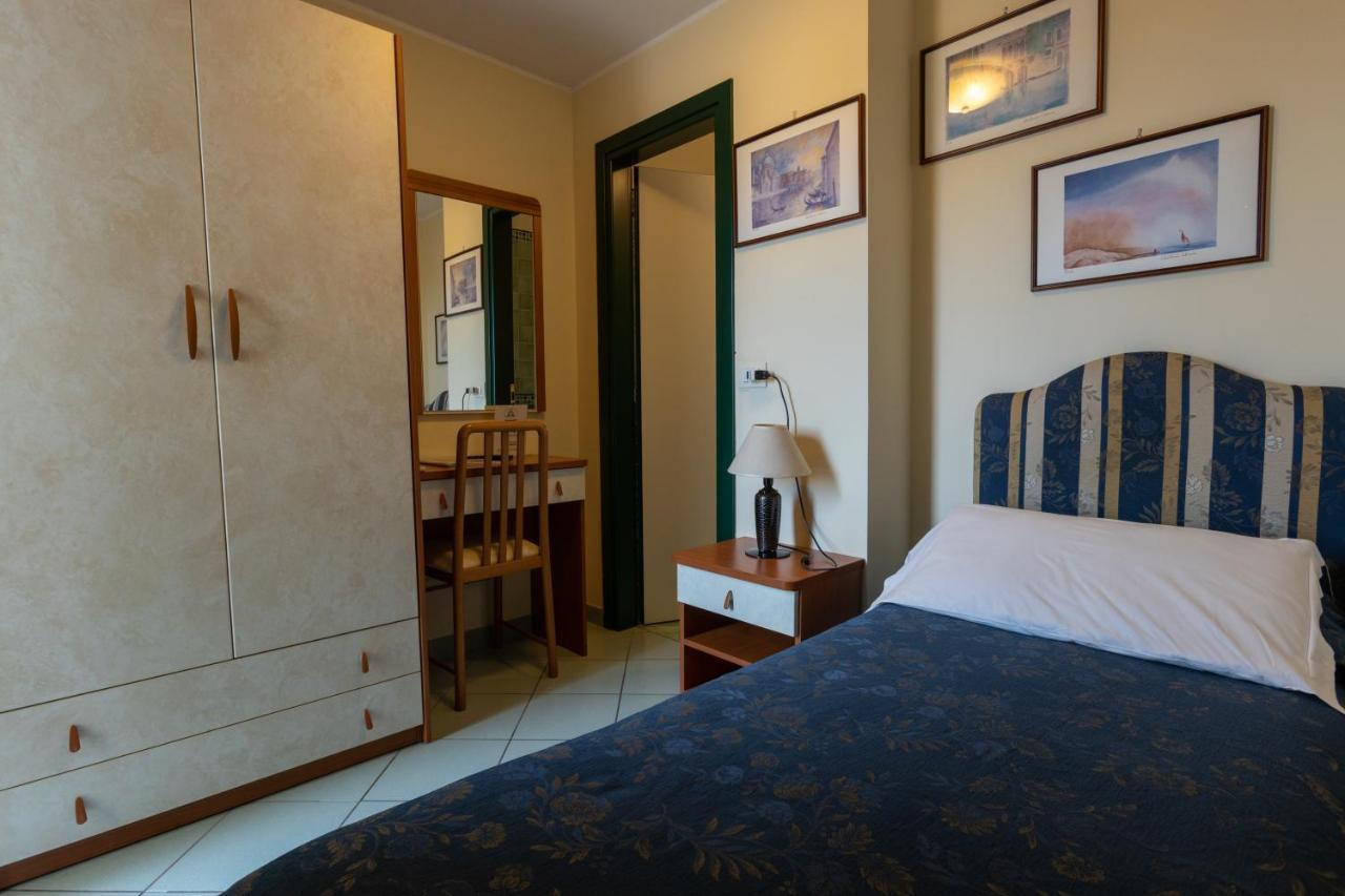 Hotel River Fronte Mare Con Piscina ริมินี ภายนอก รูปภาพ