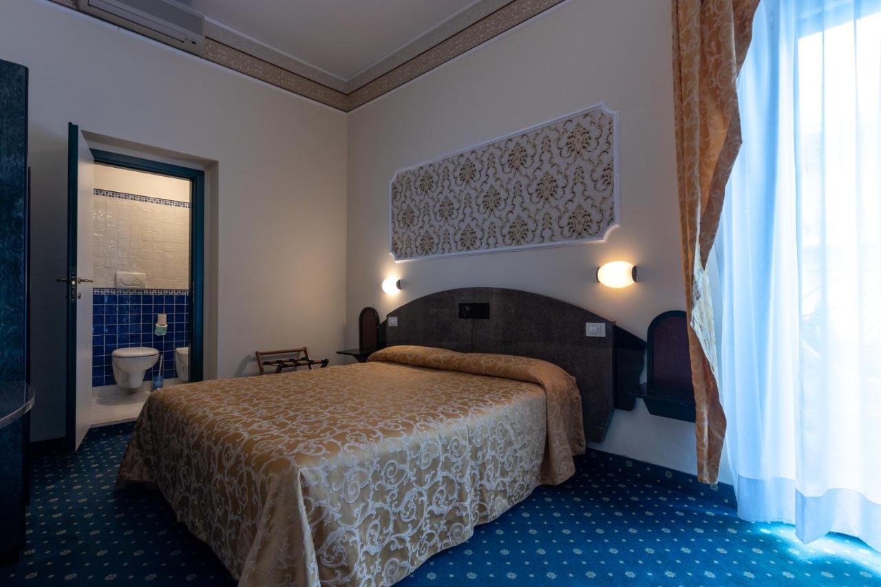 Hotel River Fronte Mare Con Piscina ริมินี ภายนอก รูปภาพ