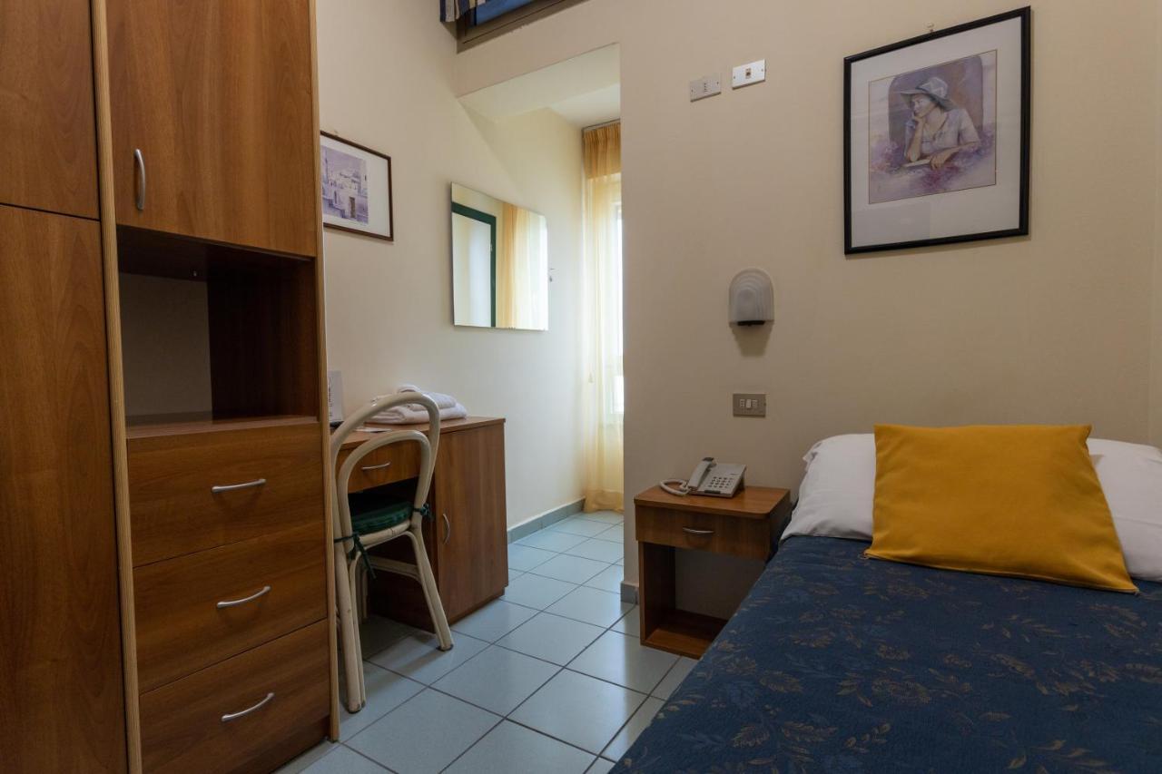 Hotel River Fronte Mare Con Piscina ริมินี ภายนอก รูปภาพ