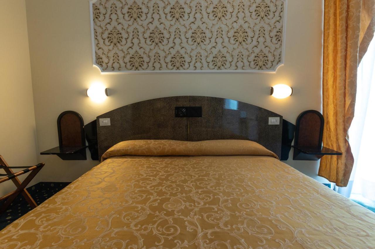 Hotel River Fronte Mare Con Piscina ริมินี ภายนอก รูปภาพ
