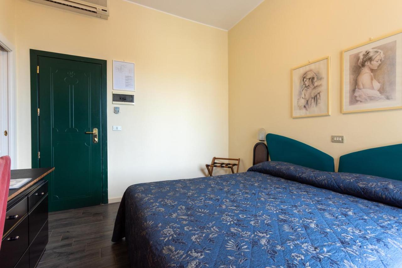 Hotel River Fronte Mare Con Piscina ริมินี ภายนอก รูปภาพ
