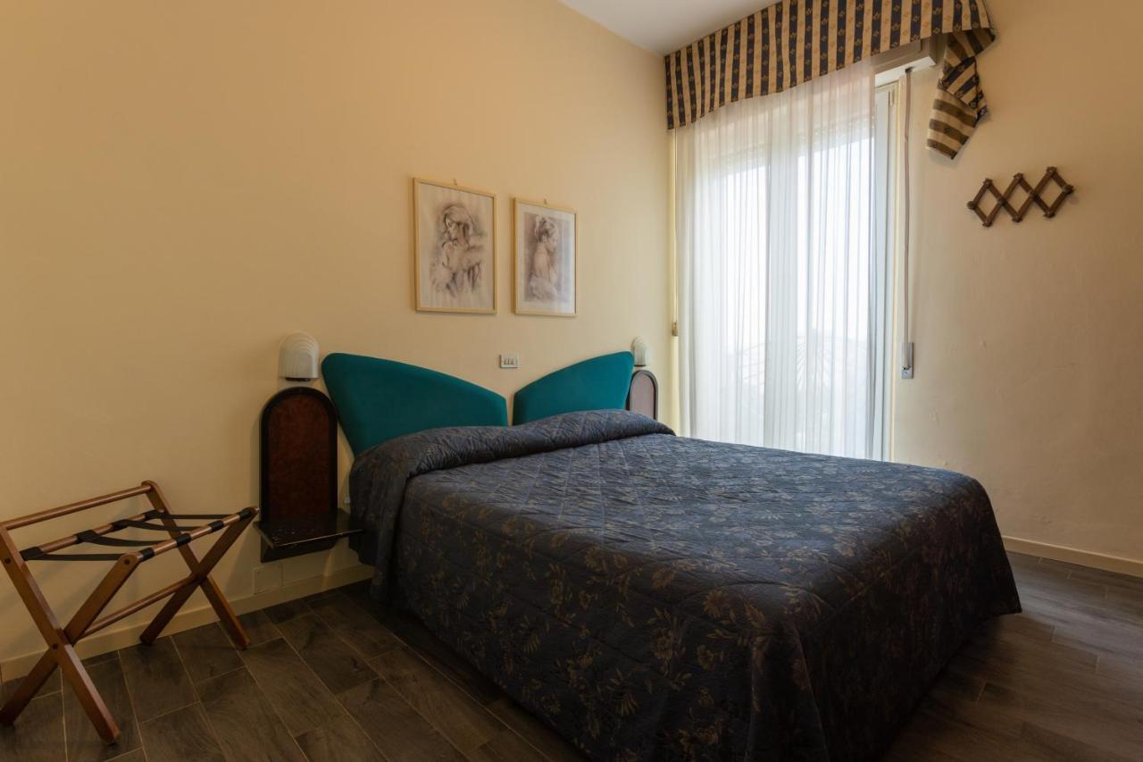 Hotel River Fronte Mare Con Piscina ริมินี ภายนอก รูปภาพ