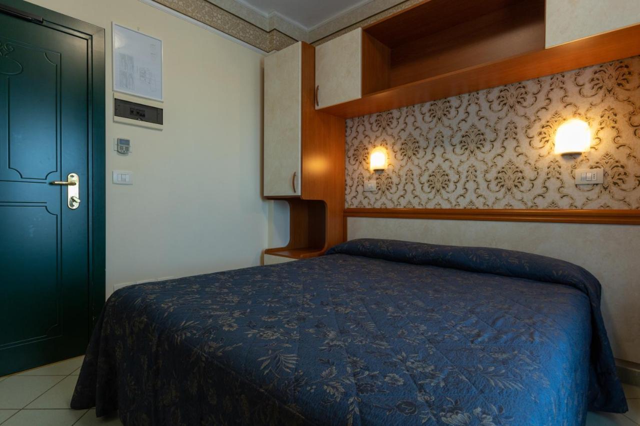 Hotel River Fronte Mare Con Piscina ริมินี ภายนอก รูปภาพ