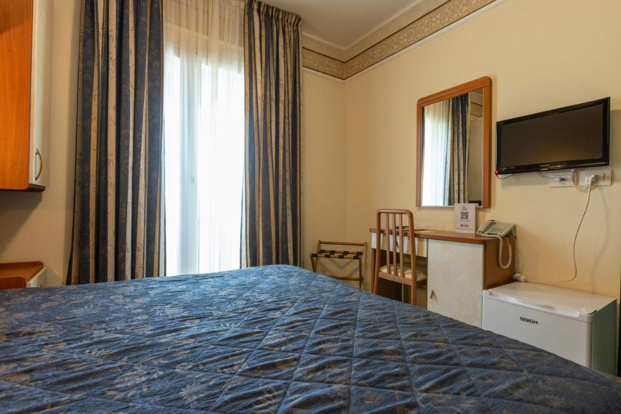 Hotel River Fronte Mare Con Piscina ริมินี ภายนอก รูปภาพ