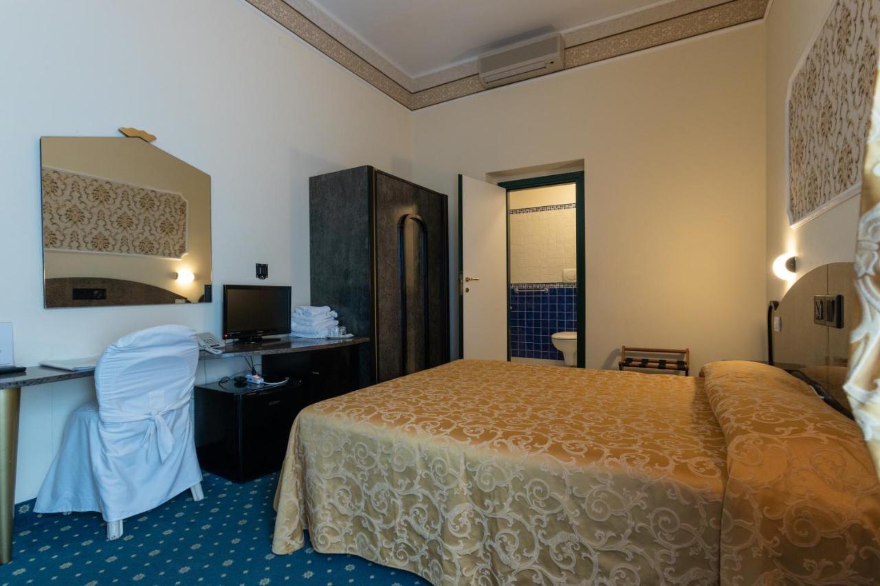 Hotel River Fronte Mare Con Piscina ริมินี ภายนอก รูปภาพ