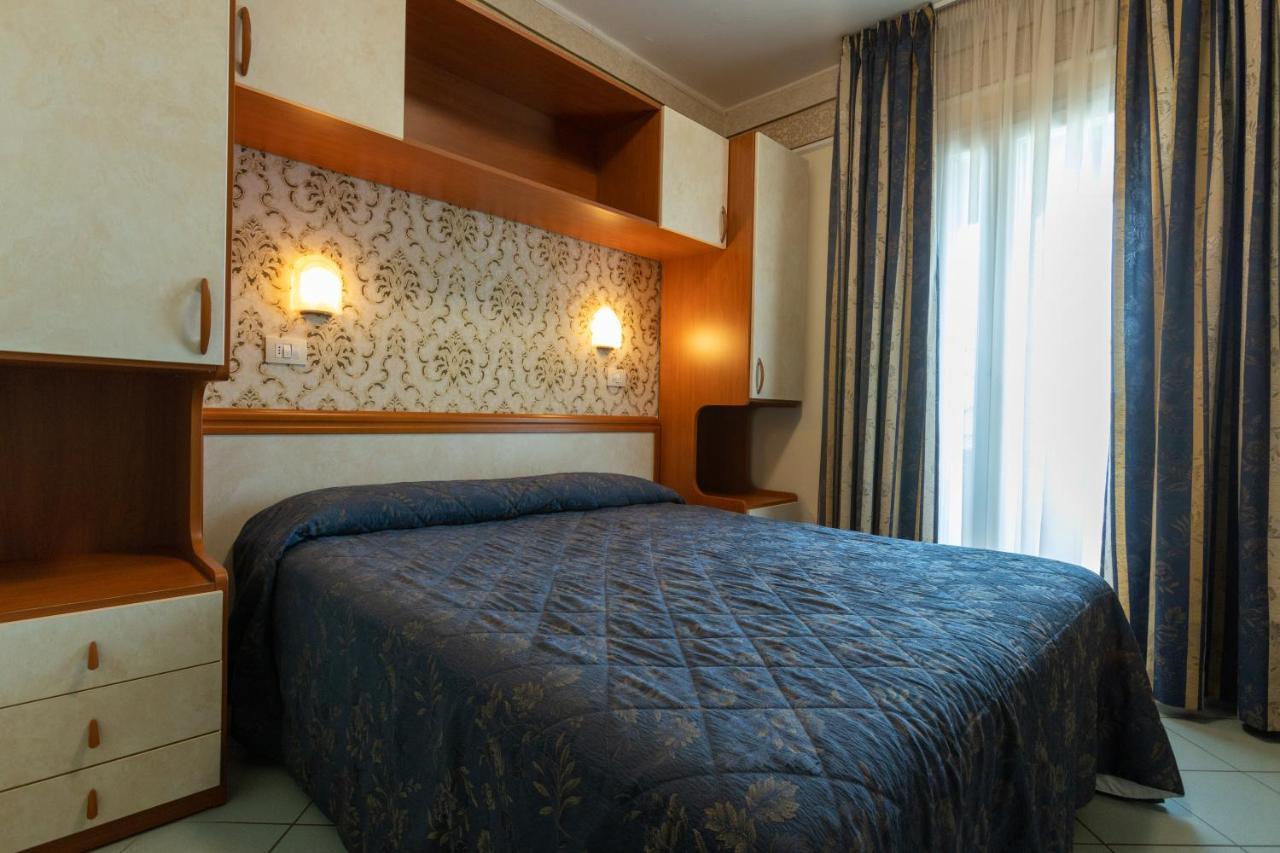Hotel River Fronte Mare Con Piscina ริมินี ภายนอก รูปภาพ