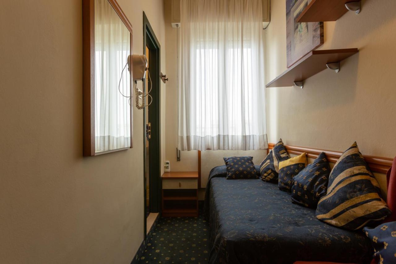 Hotel River Fronte Mare Con Piscina ริมินี ภายนอก รูปภาพ