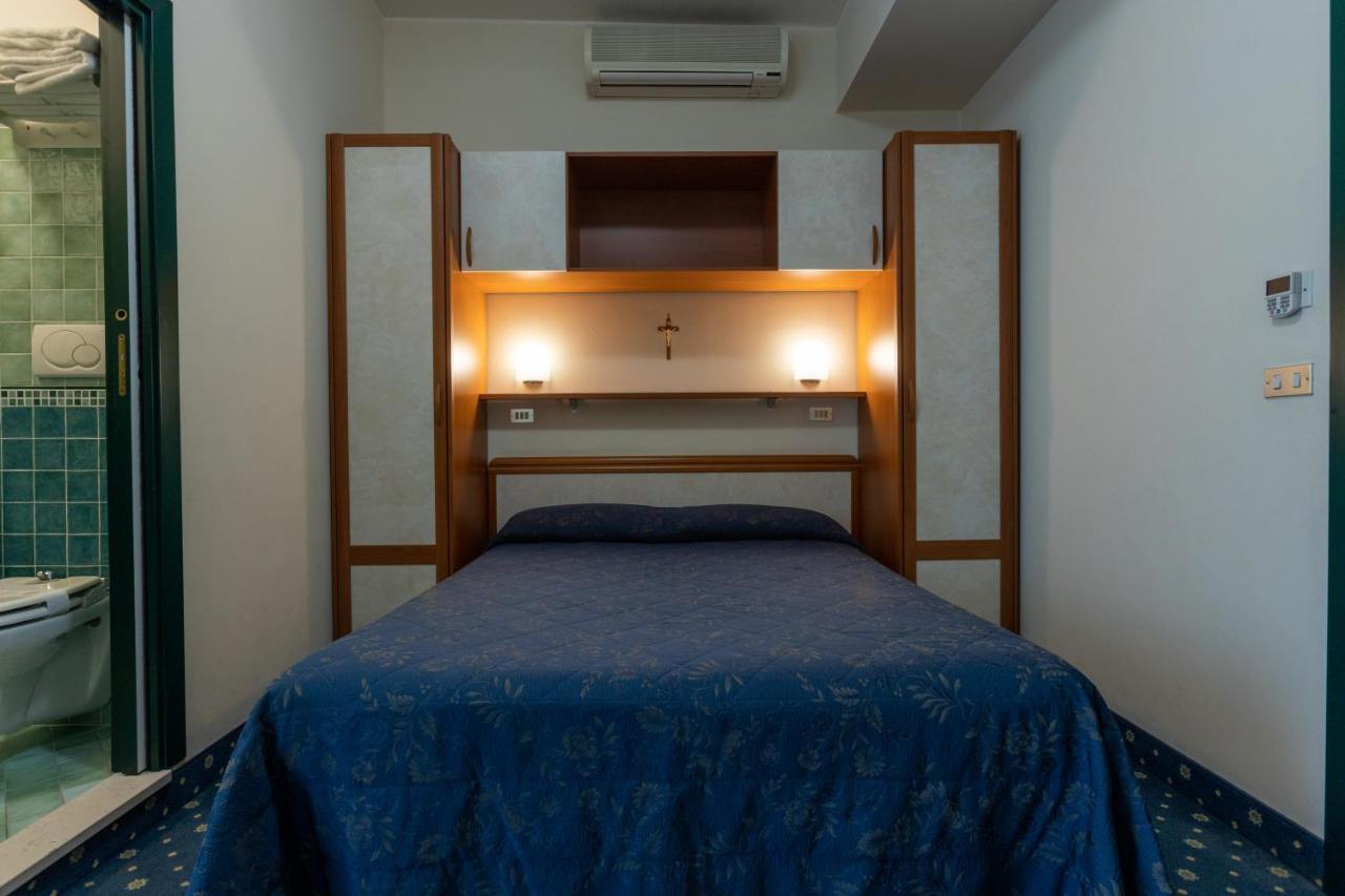 Hotel River Fronte Mare Con Piscina ริมินี ภายนอก รูปภาพ