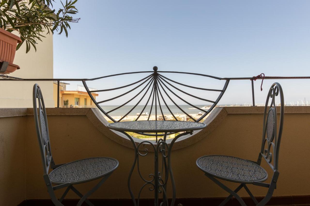 Hotel River Fronte Mare Con Piscina ริมินี ภายนอก รูปภาพ